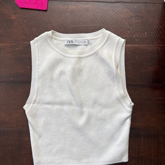 White knit sleeveless top - Picture 1 of 3